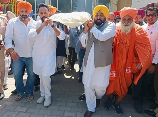 ਸੁਰਜੀਤ ਪਾਤਰ ਦਾ ਪੰਚਤਤਵ ਵਿੱਚ ਰਲੇਵਾਂ, ਮੁੱਖ ਮੰਤਰੀ ਭਗਵੰਤ ਮਾਨ ਨੇ ਕੀਤਾ ਉੱਭਰਦੇ ਕਵੀਆਂ ਲਈ ਪਾਤਰ ਐਵਾਰਡ ਸ਼ੁਰੂ ਕਰਨ ਦਾ ਐਲਾਨ