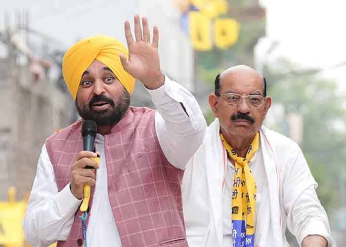 Jalandhar West By Election : ਚੋਣ ਪ੍ਰਚਾਰ ਦੇ ਆਖਰੀ ਦਿਨ ਮੁੱਖ ਮੰਤਰੀ ਭਗਵੰਤ ਮਾਨ ਨੇ ‘ਆਪ’ ਉਮੀਦਵਾਰ ਮਹਿੰਦਰ ਭਗਤ ਲਈ ਕੀਤਾ ਚੋਣ ਪ੍ਰਚਾਰ, ਮਾਨ ਨੇ ਵਿਰੋਧੀ ਪਾਰਟੀਆਂ ਦੇ ਉਮੀਦਵਾਰਾਂ ‘ਤੇ ਕੀਤੇ ਤਿੱਖੇ ਸ਼ਬਦੀ ਹਮਲੇ
